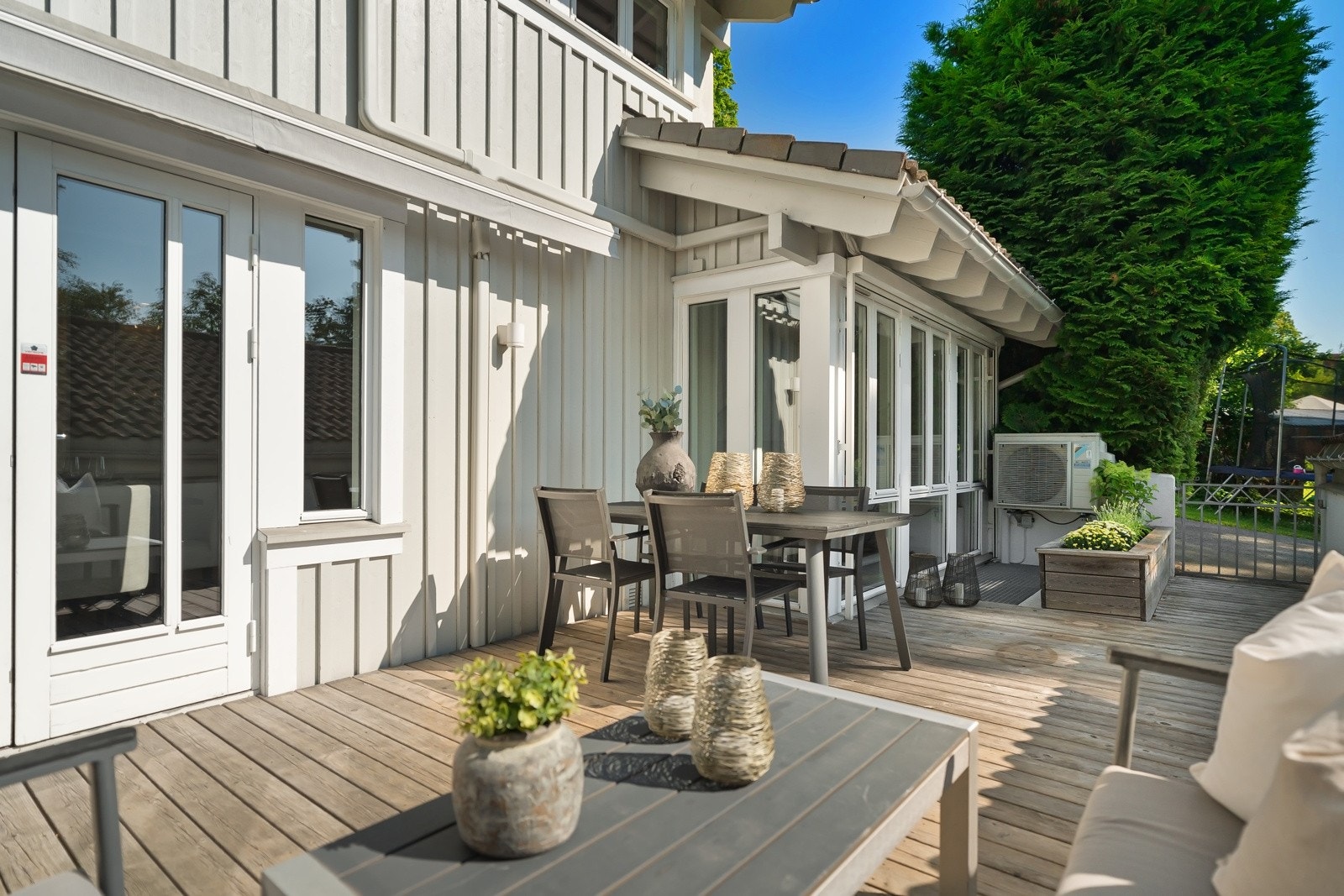 Tomten er pent opparbeidet med skiferheller, terrasse, plen og noe beplantning, som gir skjermede og solrike uteområder. Galleribilde