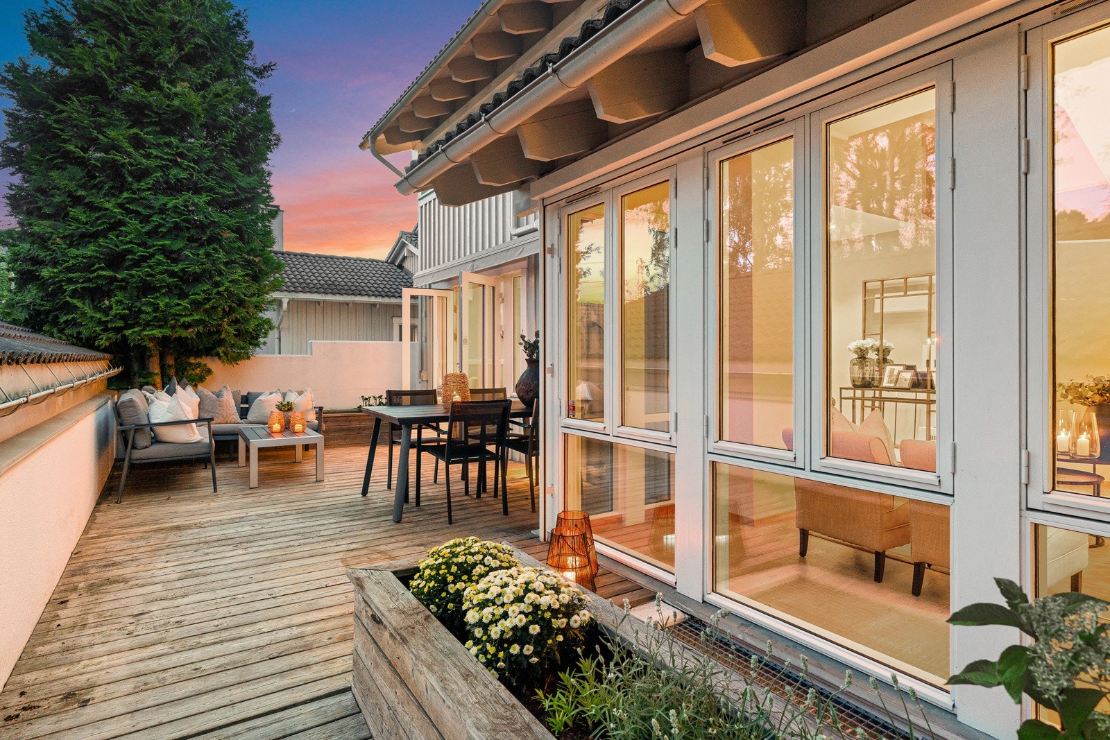 Utgang fra stue til skjermet og solrik terrasse på ca. 28 m² mot sørøst Galleribilde