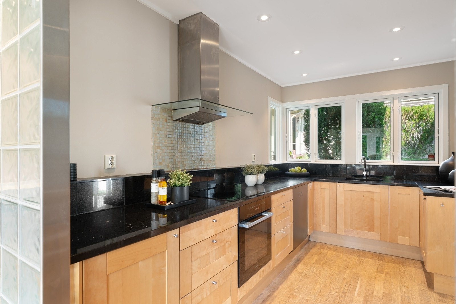 Integrert induksjonstopp og stekeovn. Oppvaskmaskin og frittstående kjøleskap. Kjøkkenventilator med avtrekk ut. Galleribilde