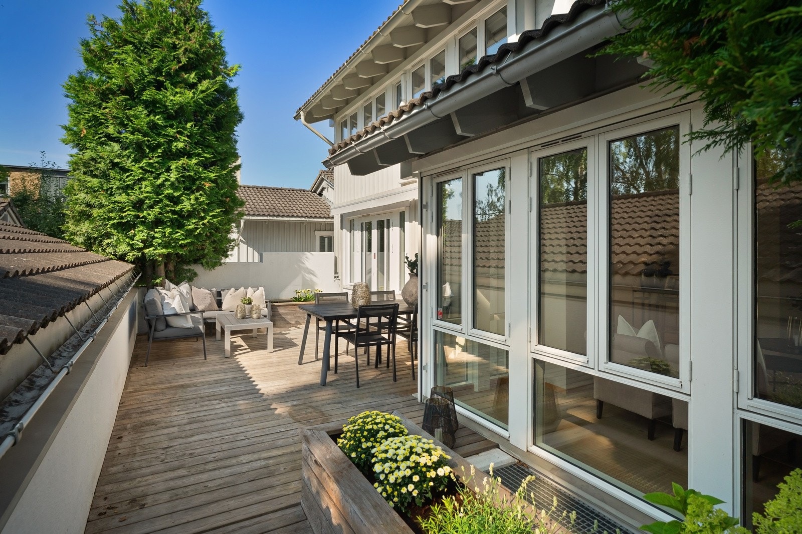 Det er montert utvendig screen på det store vindu fra stue. Galleribilde