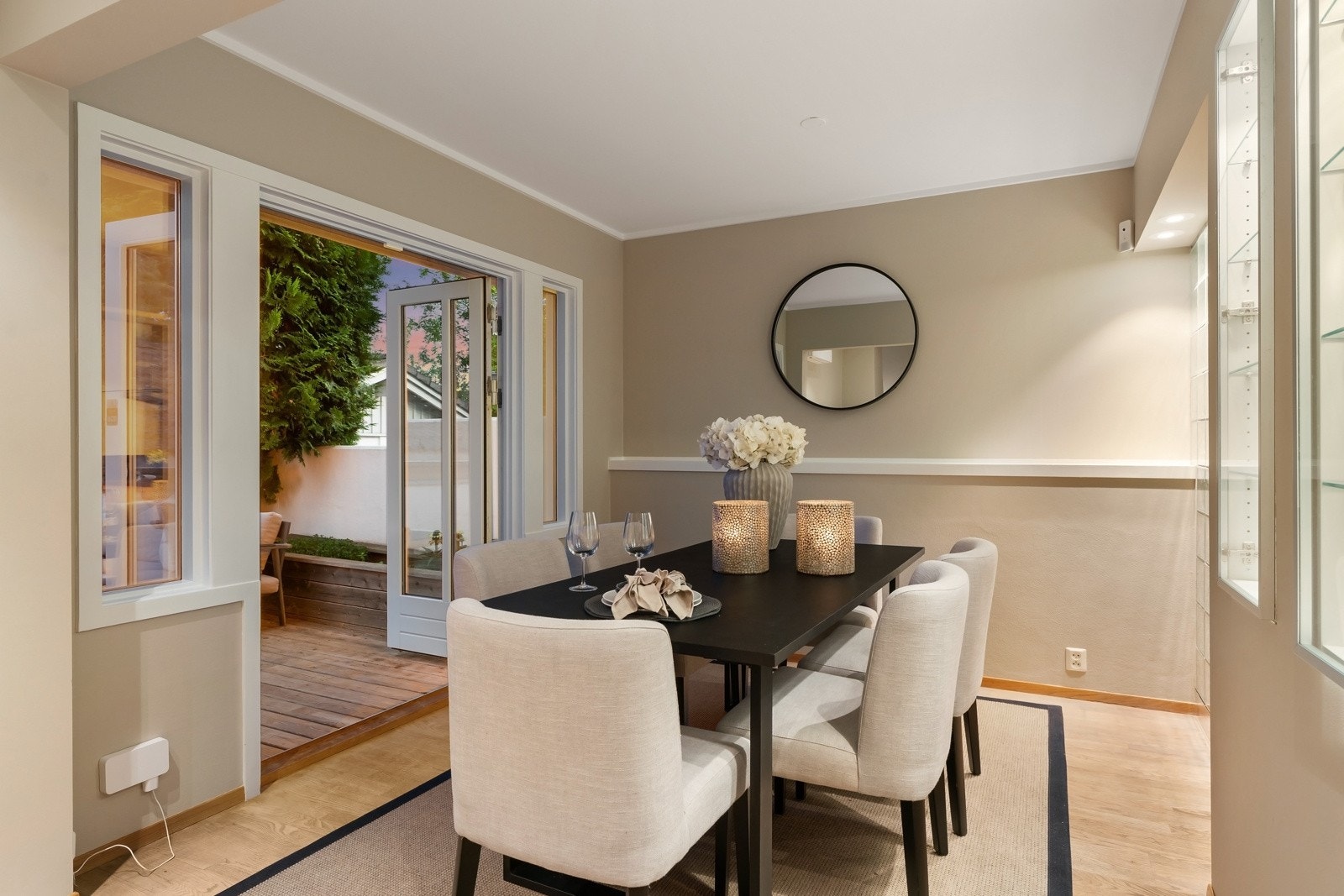 Spisestue med utgang terrasse og inngang kjøkken Galleribilde