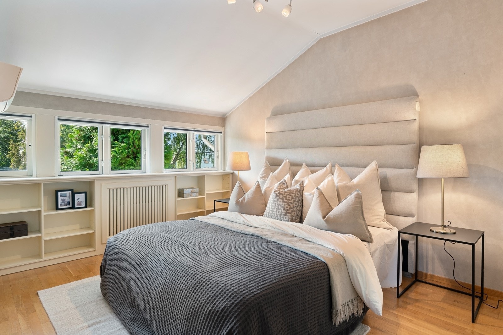 Hovedsoverom med innebygde hyller og garderobe Galleribilde