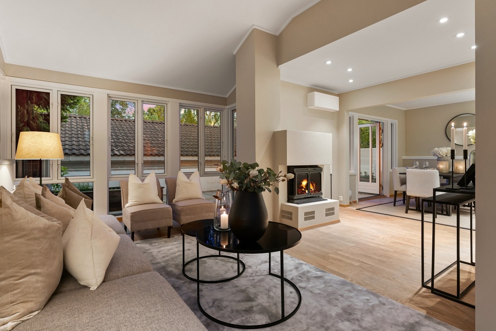 Velkommen til Ørakerstien 45 - Denne arkitekttegnede eneboligen ligger på et sjarmerende tun med fem andre eneboliger og har en gjennomtenkt planløsning som passer perfekt for aktive familier. Galleribilde