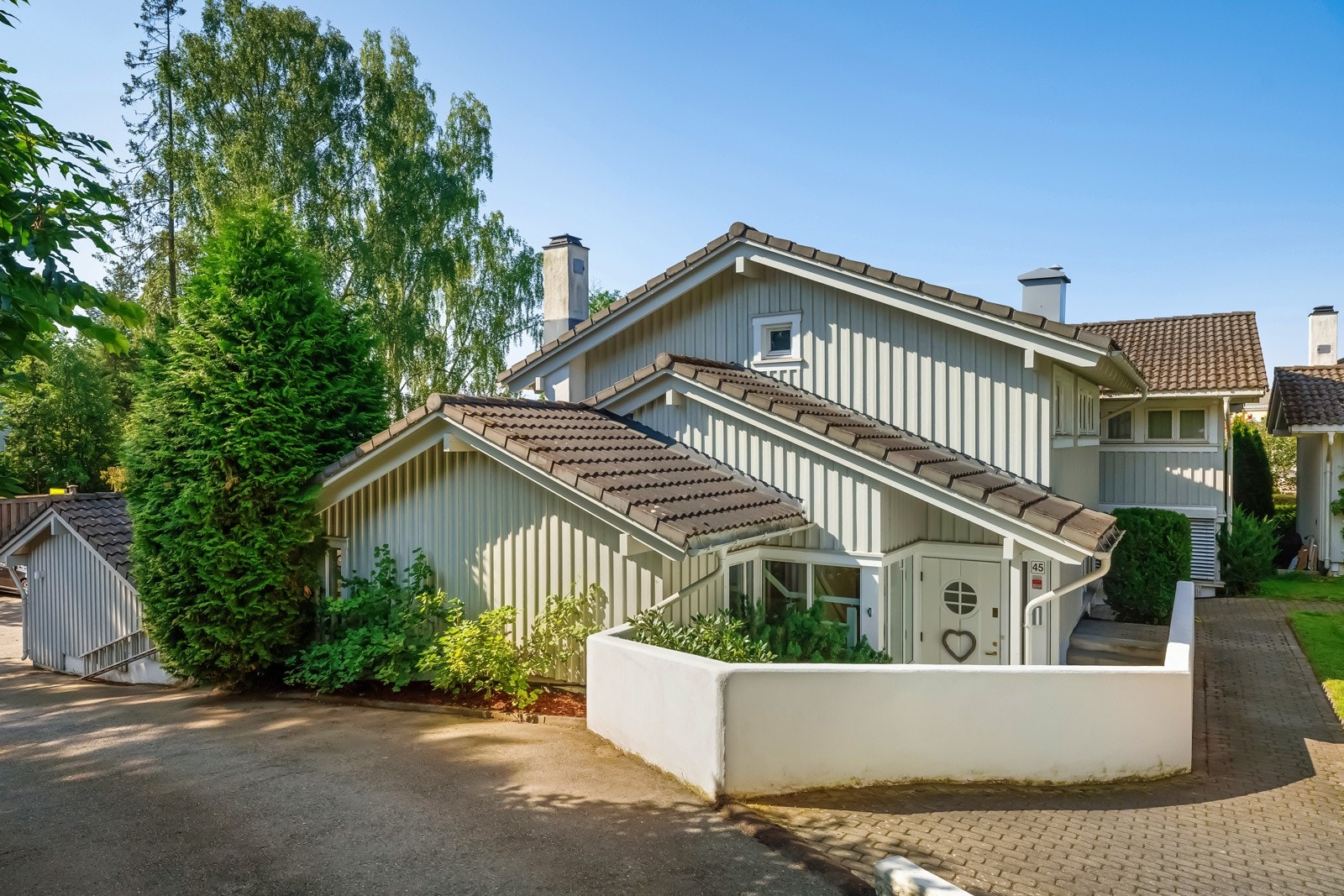 Med trygg skolevei, gangavstand til skoler, barnehager og butikker og et variert kollektivtilbud, er dette en bolig som kombinerer komfort med en praktisk beliggenhet. Galleribilde