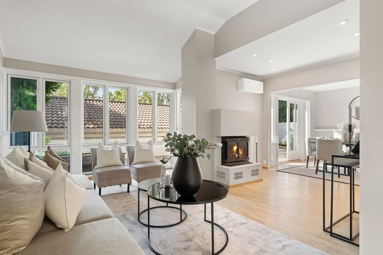 Romslig stue med peis og god takhøyde Galleribilde