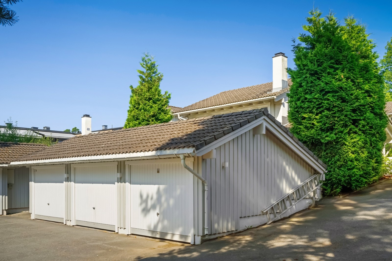 Boligen har 1 stk garasjeplass Galleribilde