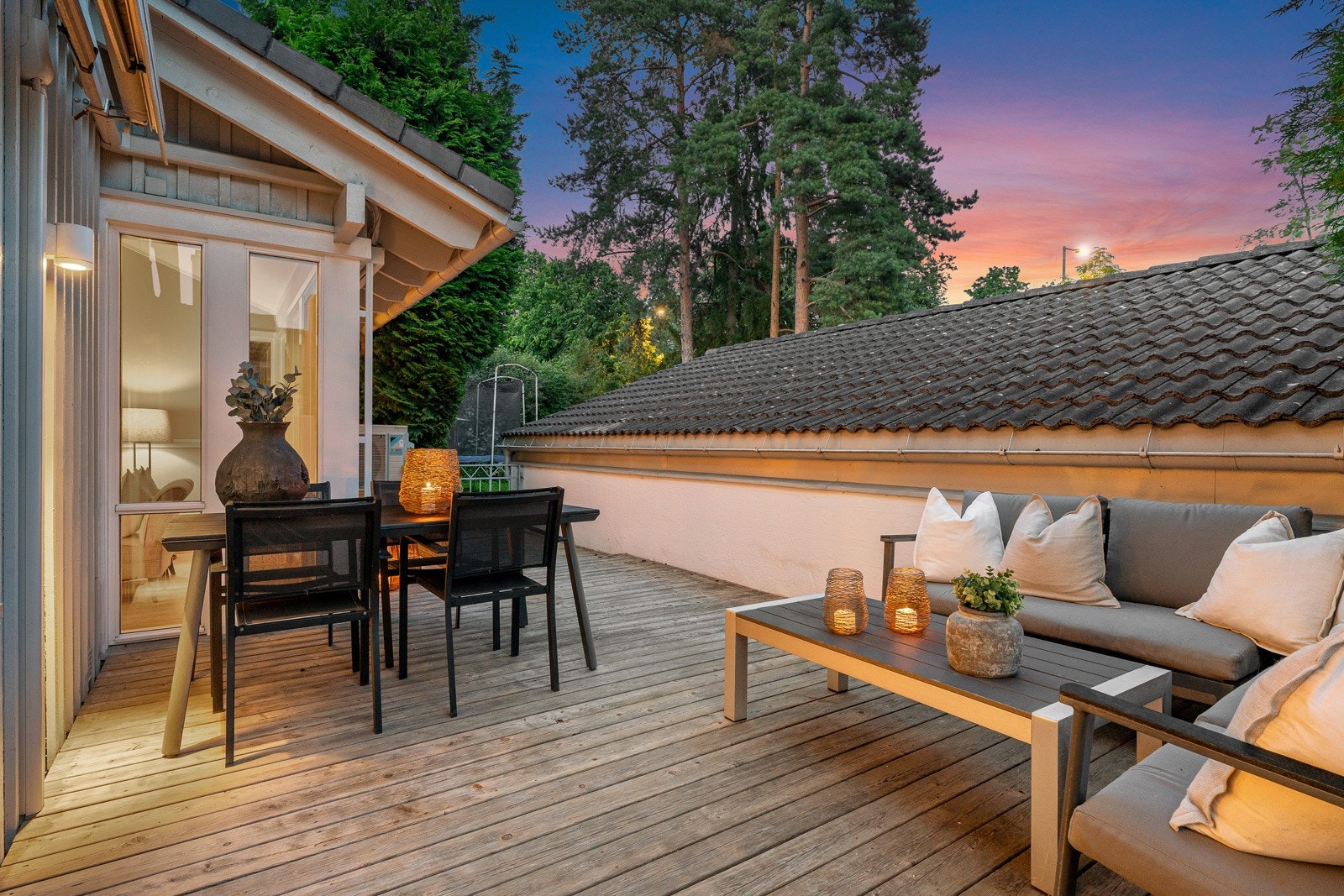 Eiendommen inkluderer én garasjeplass med lader til elbil, én frittstående bod og ekstra biloppstillingsplass. Galleribilde