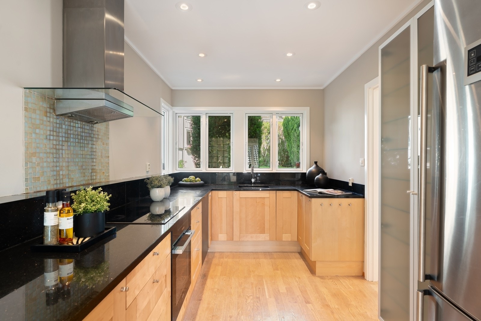 Kjøkkenet har innredning fra 2002 med profilerte fronter. Benkeplaten er av stein. Galleribilde