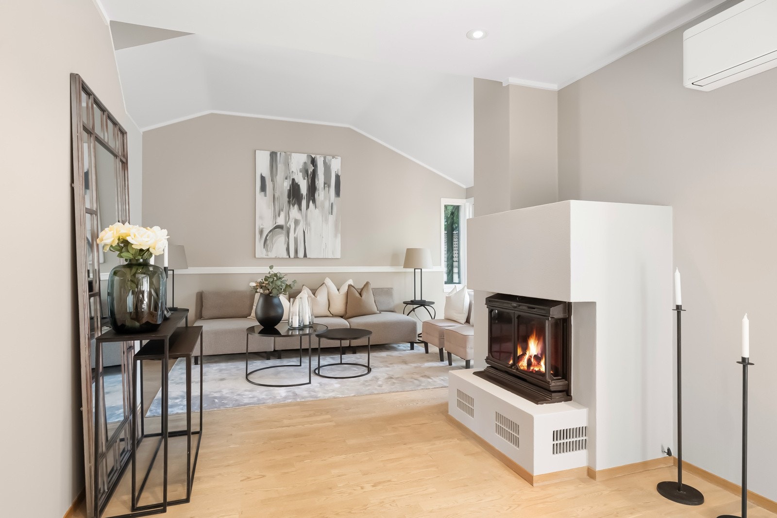 Peis mellom stue- og spisestuedel Galleribilde