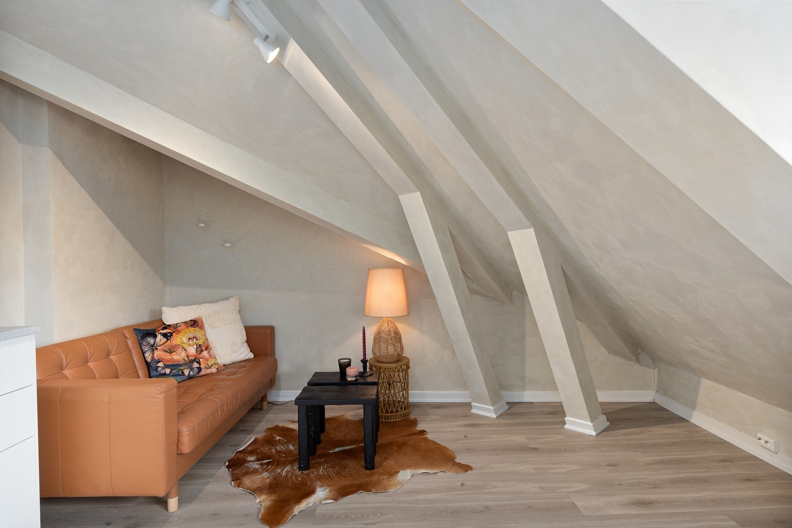 I hjørnet av stuen passer det godt med en sovesofa/seng Galleribilde