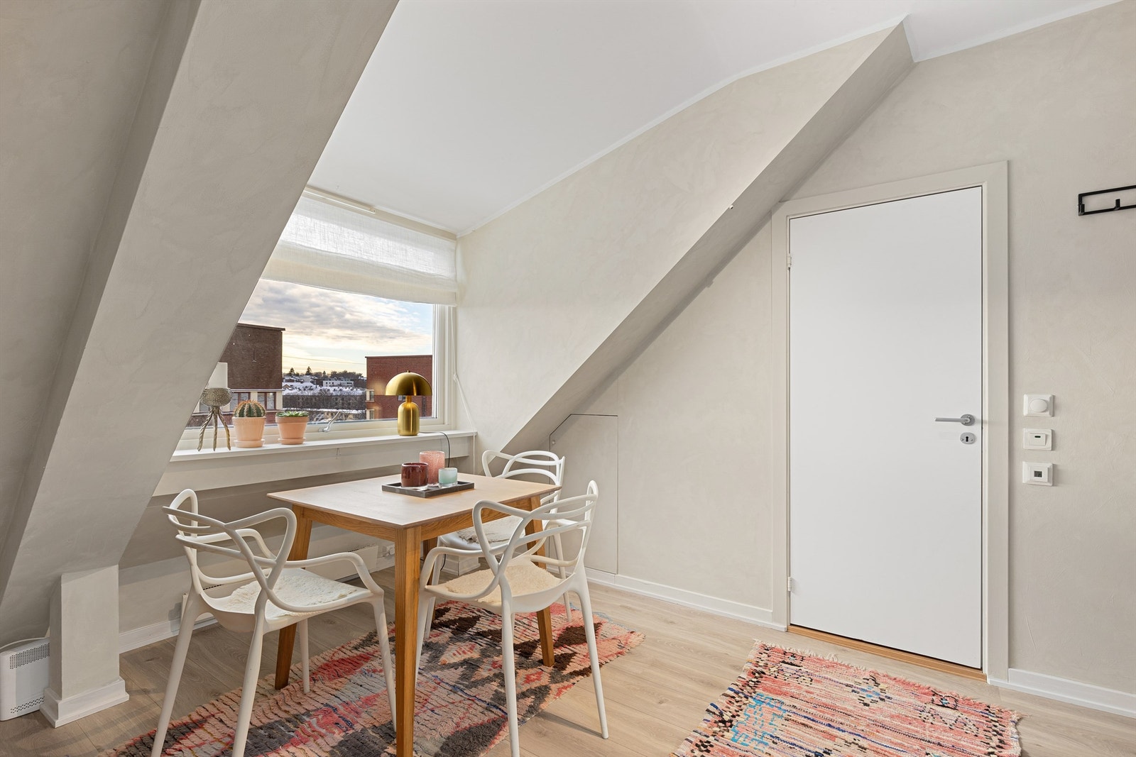 Hyggelig spiseplass med fin utsikt. Det er innvendig lagringsplass bak luke i veggen Galleribilde