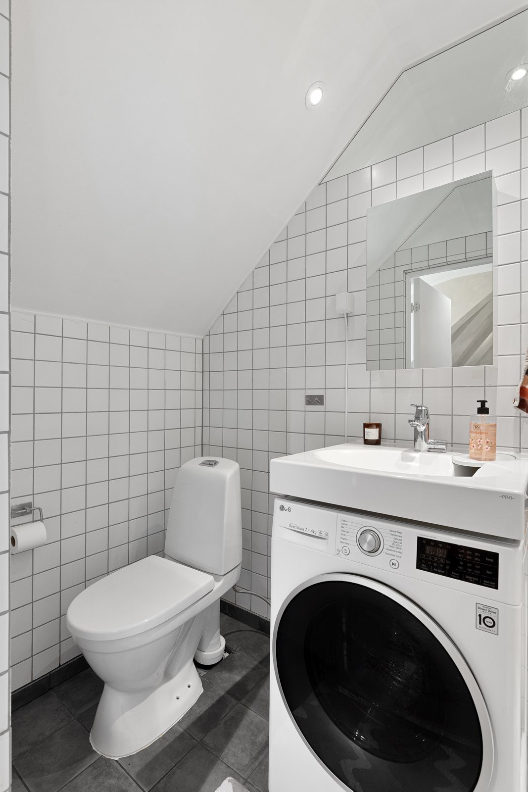 Badet er utstyrt med toalett, vaskemaskin, servant og dusjkabinett. Vaskemaskin medfølger handelen Galleribilde