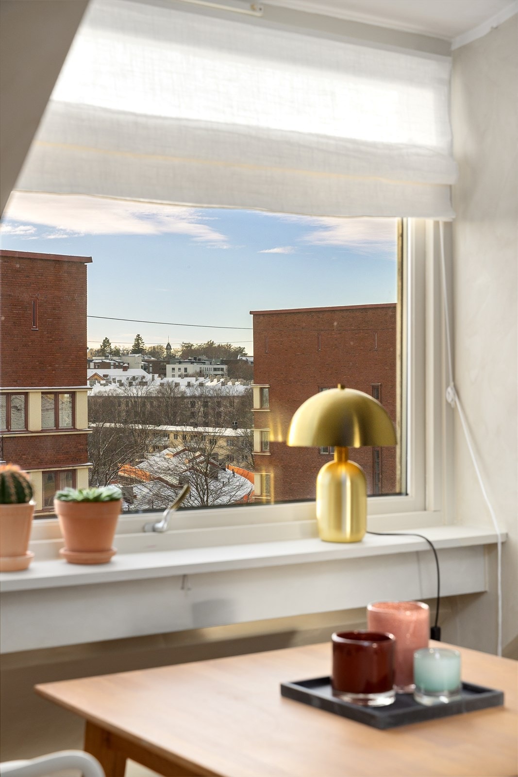 Stort vindu i stuen gir godt med naturlig lys i leiligheten Galleribilde