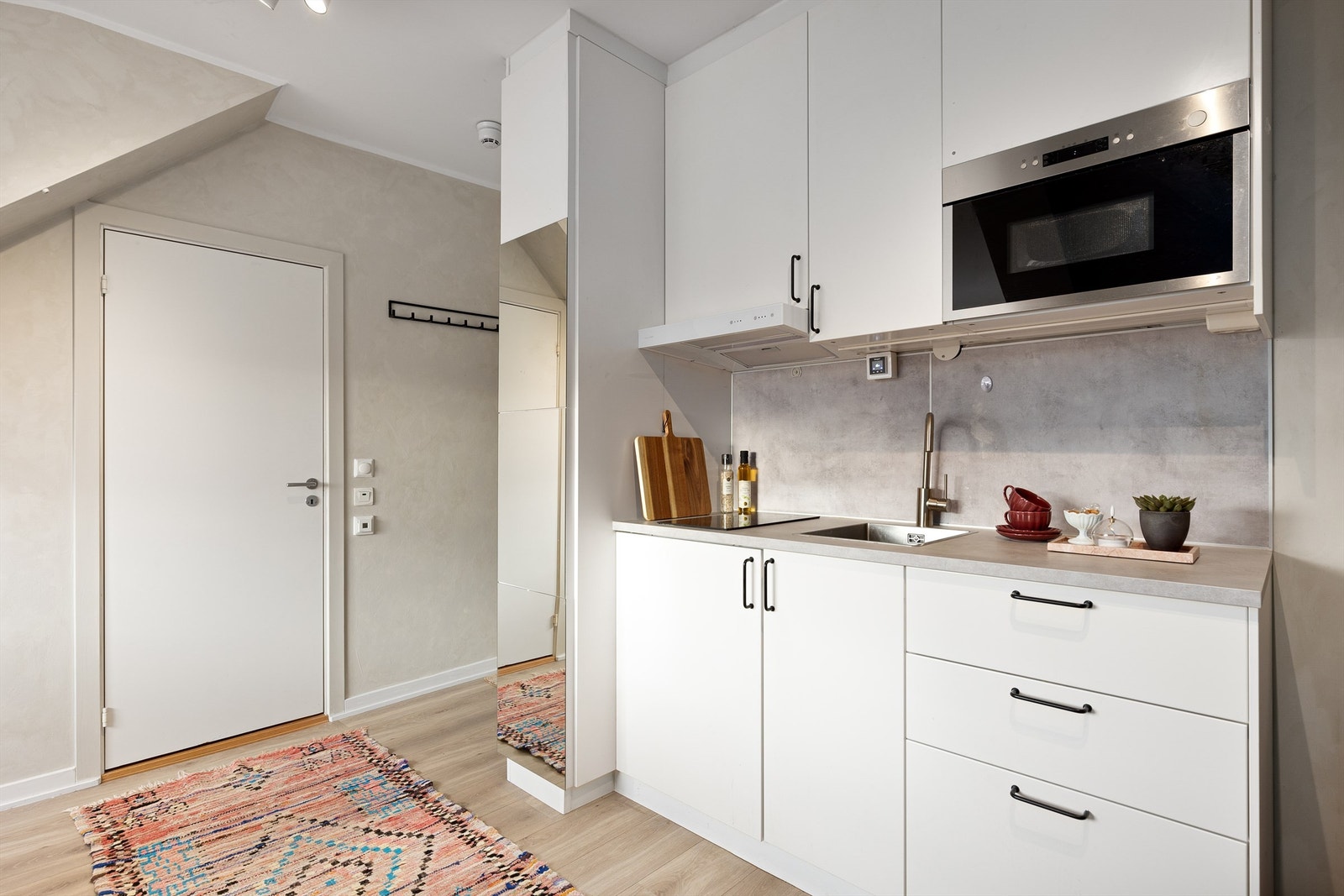 Stilrent kjøkken fra 2020 med slette fronter Galleribilde