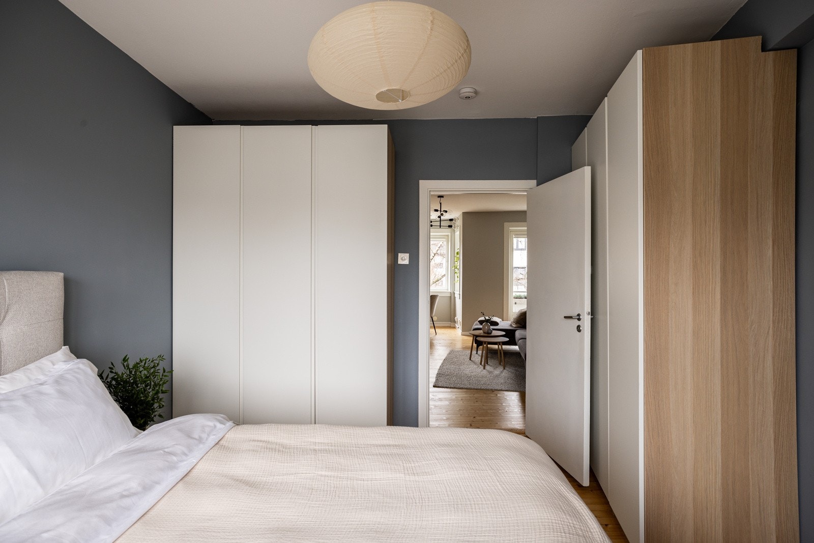 Rikelig med oppbevaringsplass i to store og medfølgende garderobeskap. Galleribilde