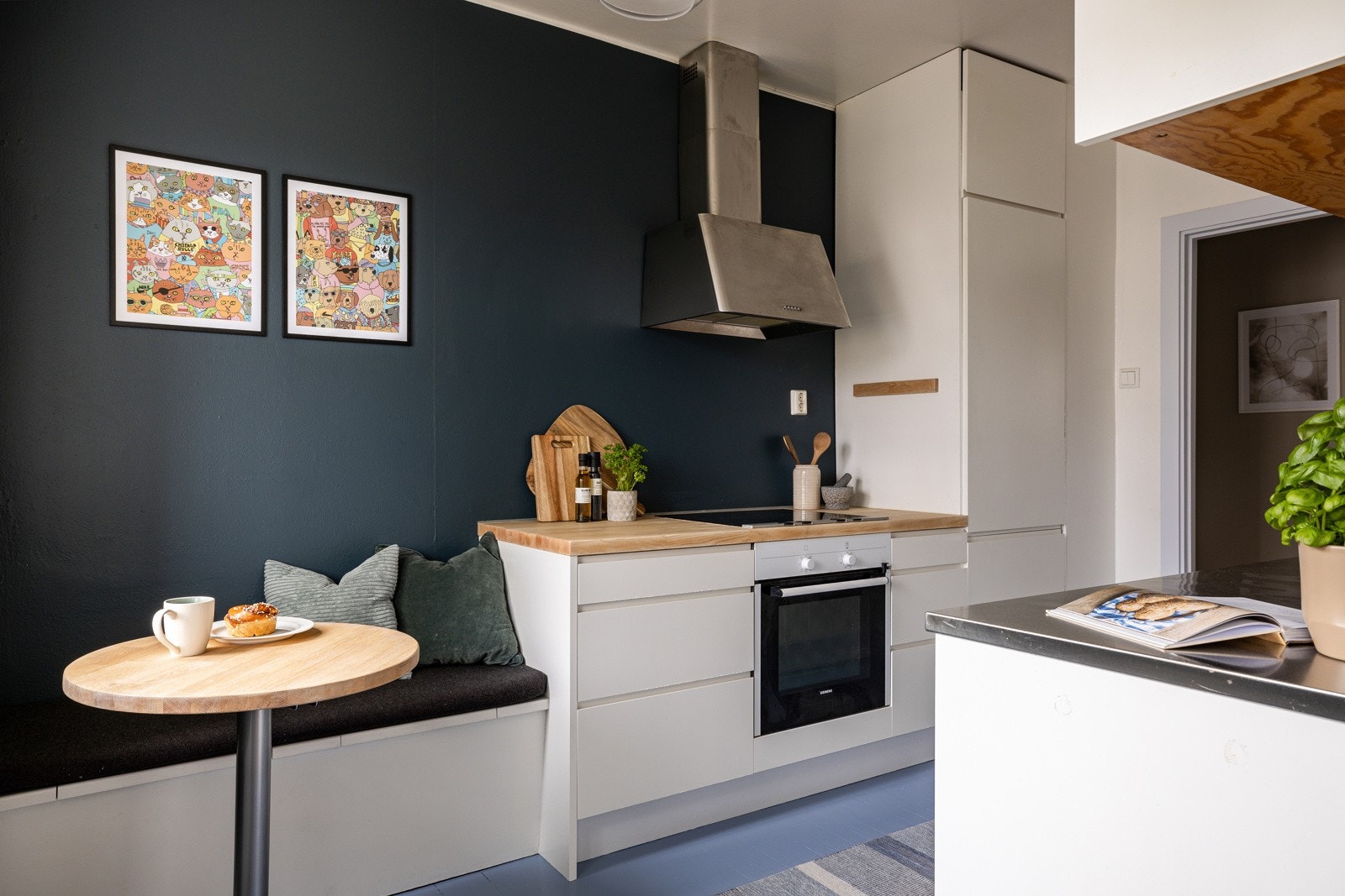 Kjøkkenet er utstyrt med medfølgende integrert hvitevarer som stekeovn, induksjonsplatetopp, oppvaskmaskin og kjøleskap med frysedel samt kullfiltervifte. Det er også montert lekkasjestopper med fuktsensor Galleribilde