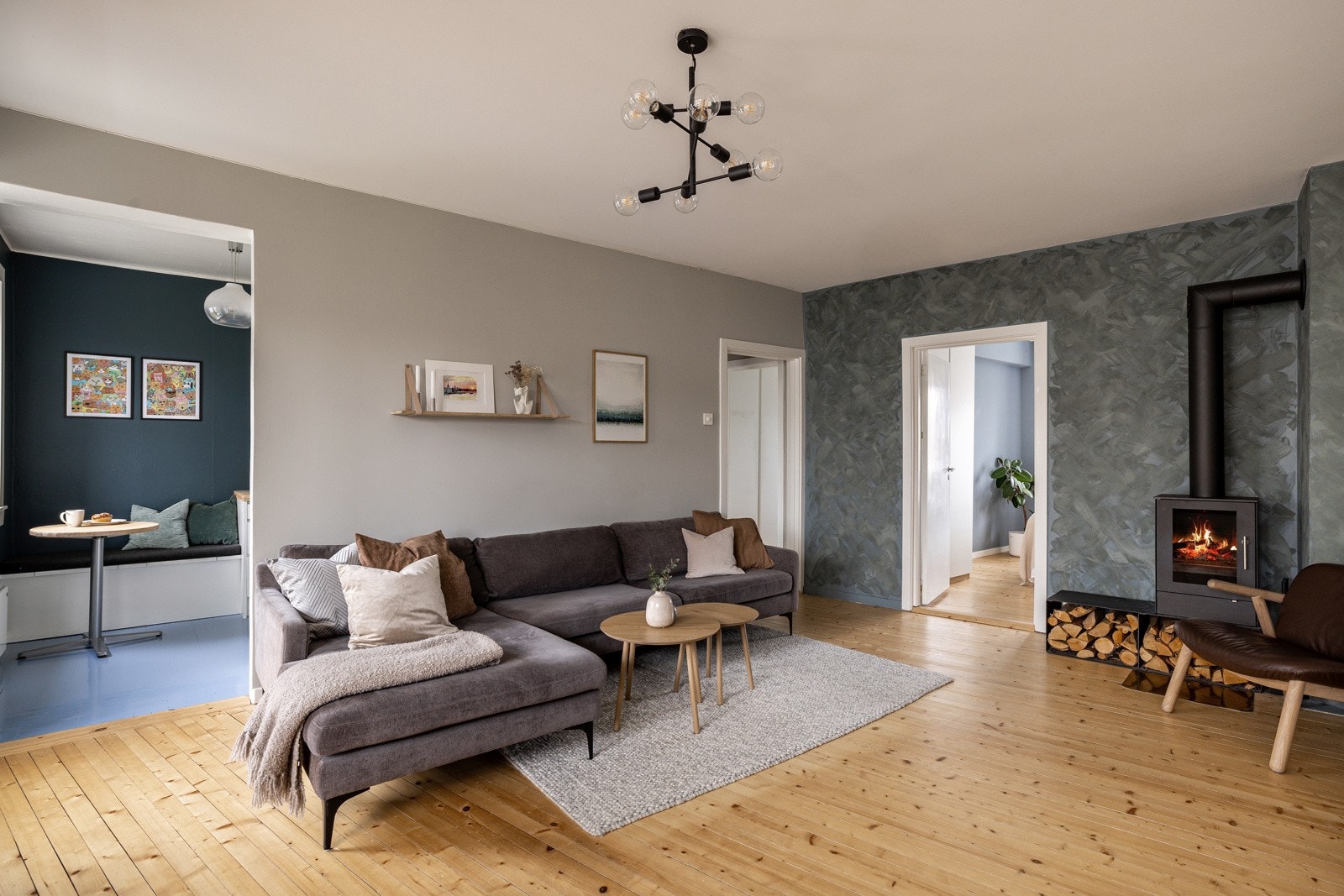 God standard med pent originalt tregulv (slipt og behandlet i senere tid) og glatte lysmalte overflater. Galleribilde