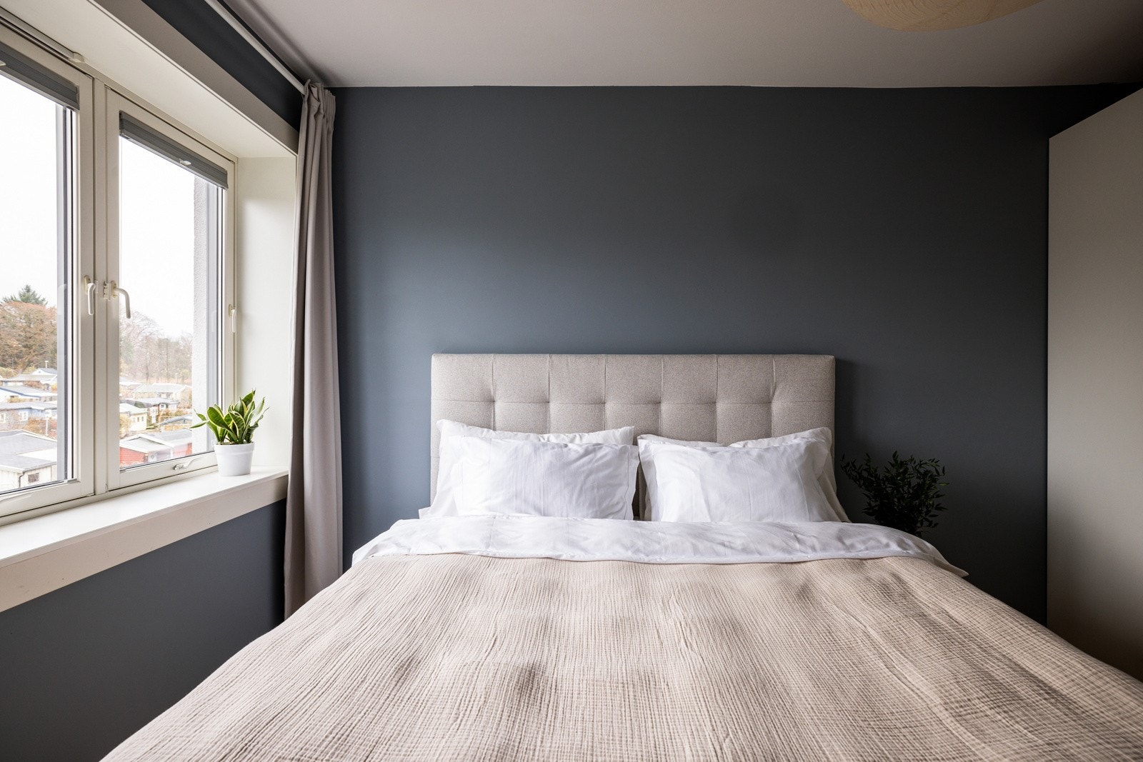 På hovedsoverommet har du god plass til en stor dobbeltseng med tilhørende nattbord. Galleribilde