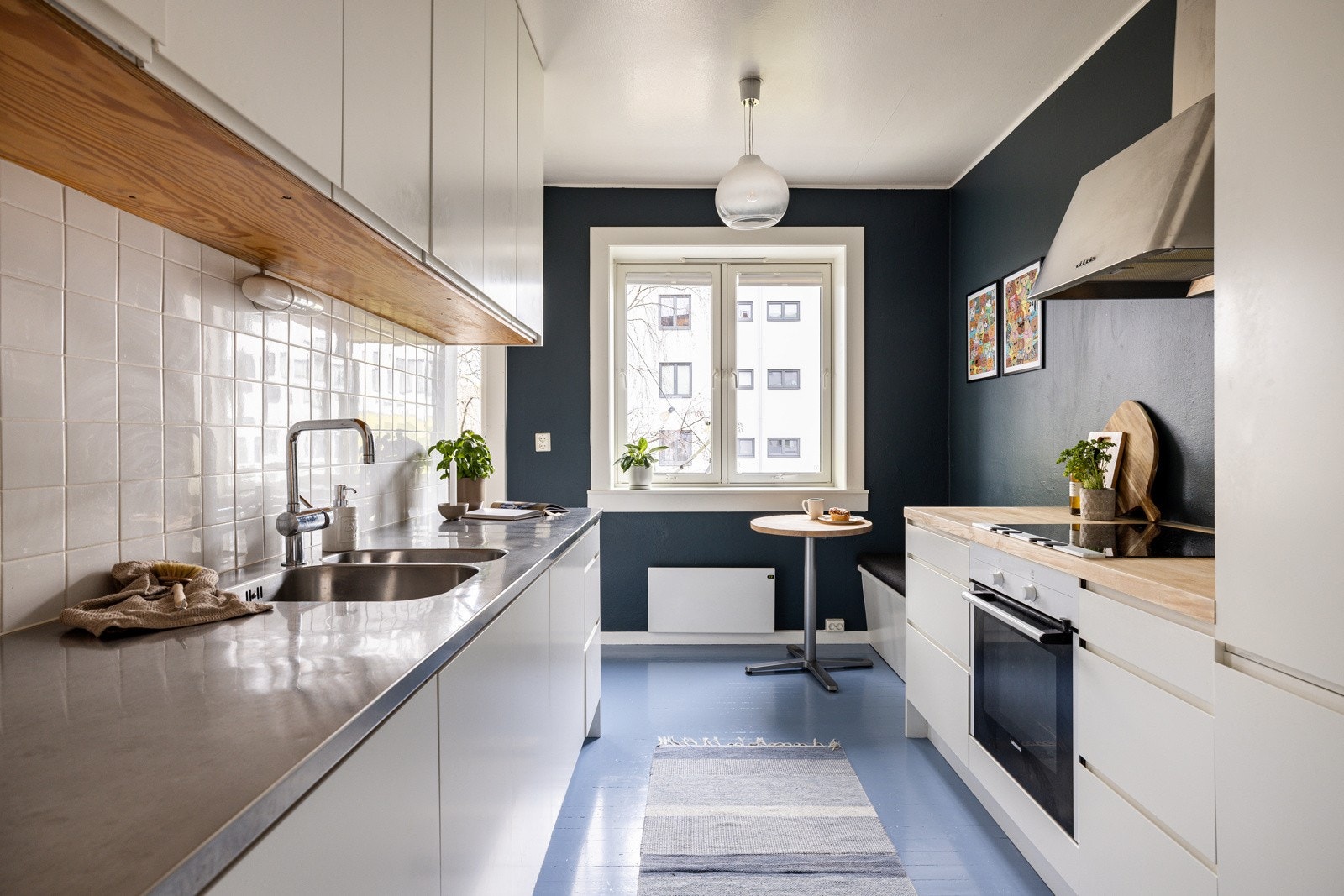 Stilrent og tidløst kjøkken fra IKEA som var nytt i 2012. Galleribilde