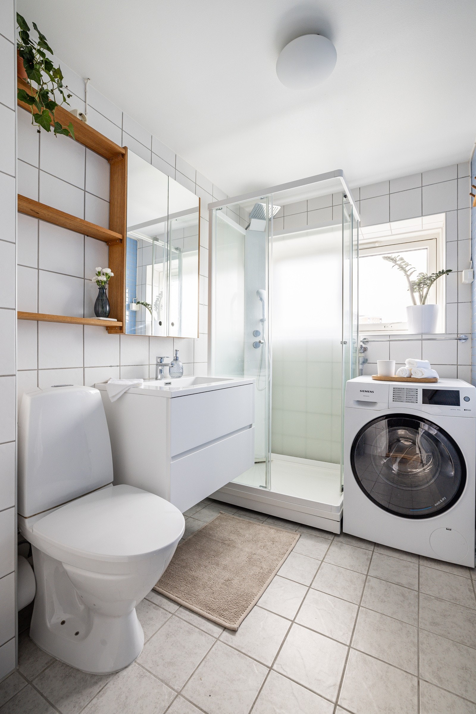 Nytt servantskap med skuffer (nytt i 2024). Baderommet er også utstyrt med et praktisk speilskap, dusjkabinett fra 2016 og gulvmontert toalett. Varme i gulv. Galleribilde