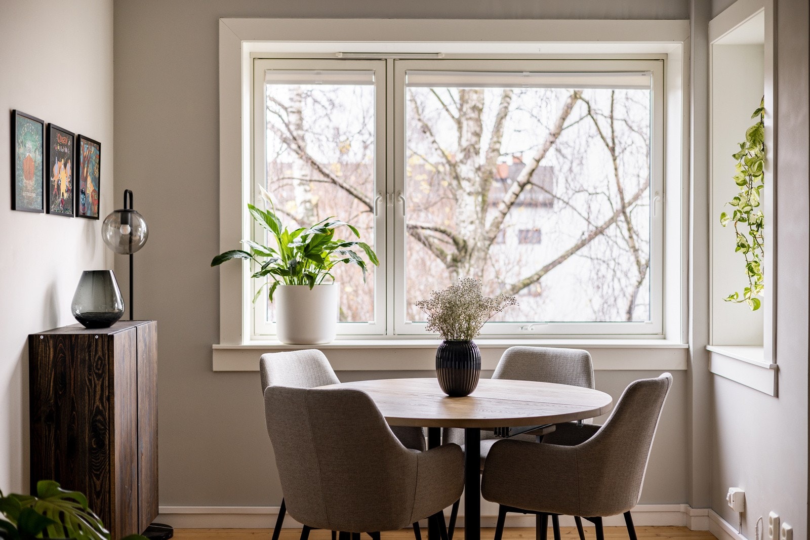 De store vindusflatene slipper inn rikelig med naturlig lys. Alle vinduene i leiligheten var nye i 2016, og det er dype vinduskarmer for planter og dekor. Galleribilde