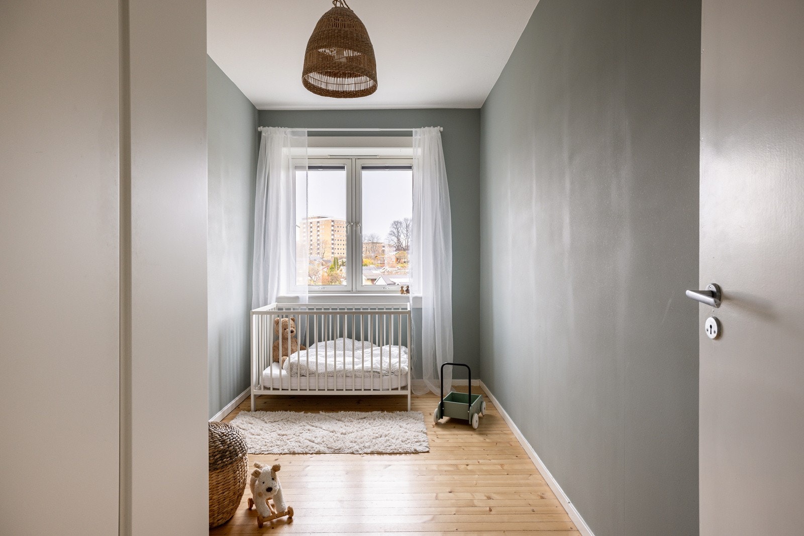 Fint plass til seng, kontorpult og kommoder etter eget ønske og behov. Galleribilde