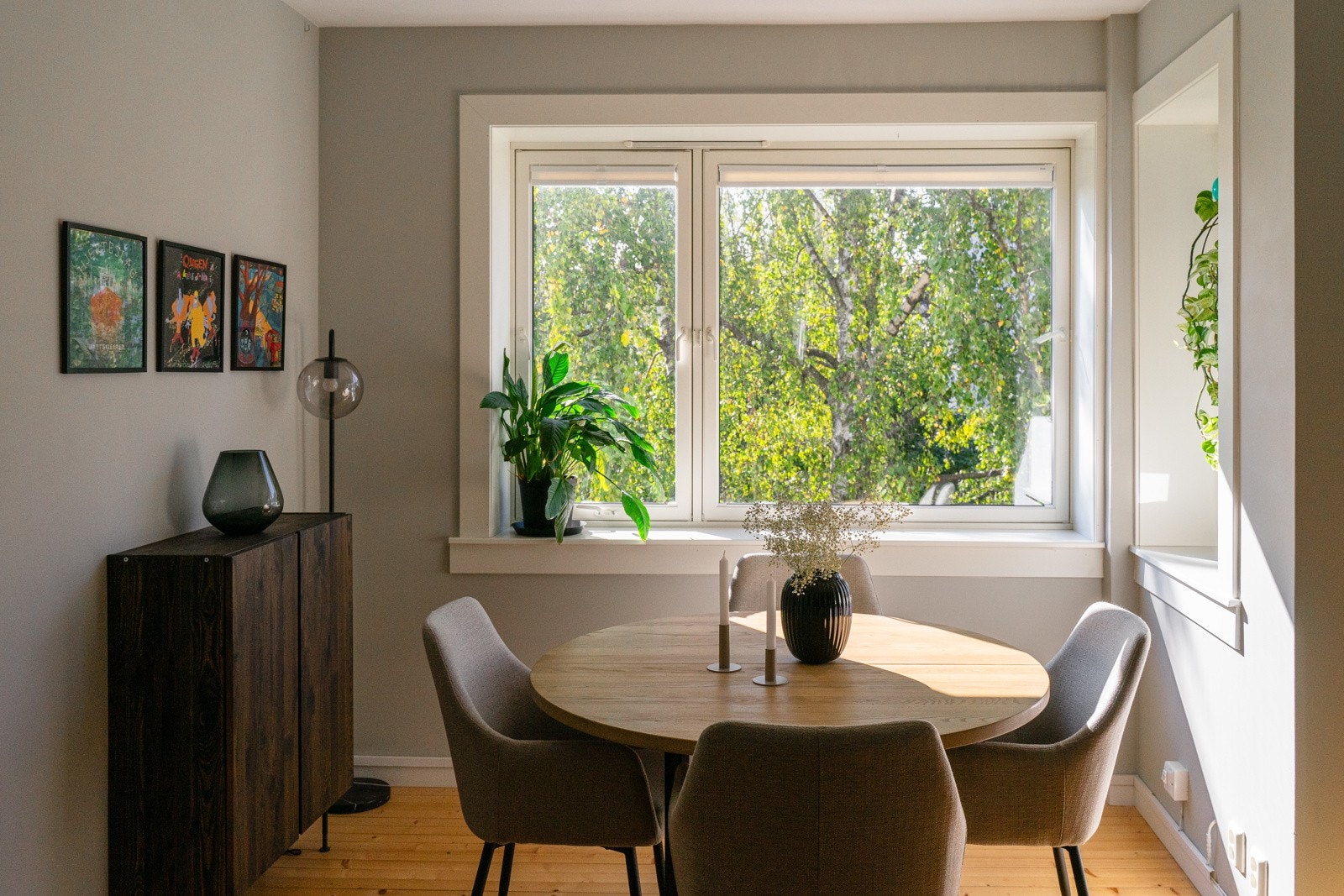 Legg gjerne merke til den frodige bjørken på utsiden av stuevinduene. Selger har vært ute i god tid, og tatt sommerbilder av balkong og spisestuedel for å vise hvor grønt og frodig det er direkte utenfor boligen. Galleribilde