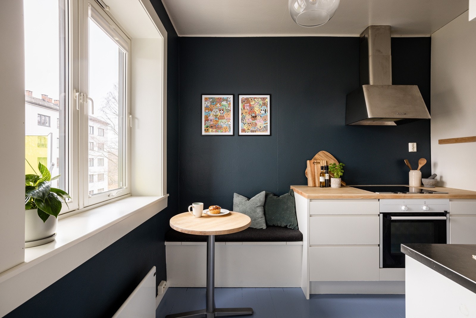 Ved den store vindusflaten har du en plassbygget sittebenk med oppbevaring og plass til et koselig frokostbord som gjør at også kjøkkenet blir et naturlig oppholdsrom. Galleribilde