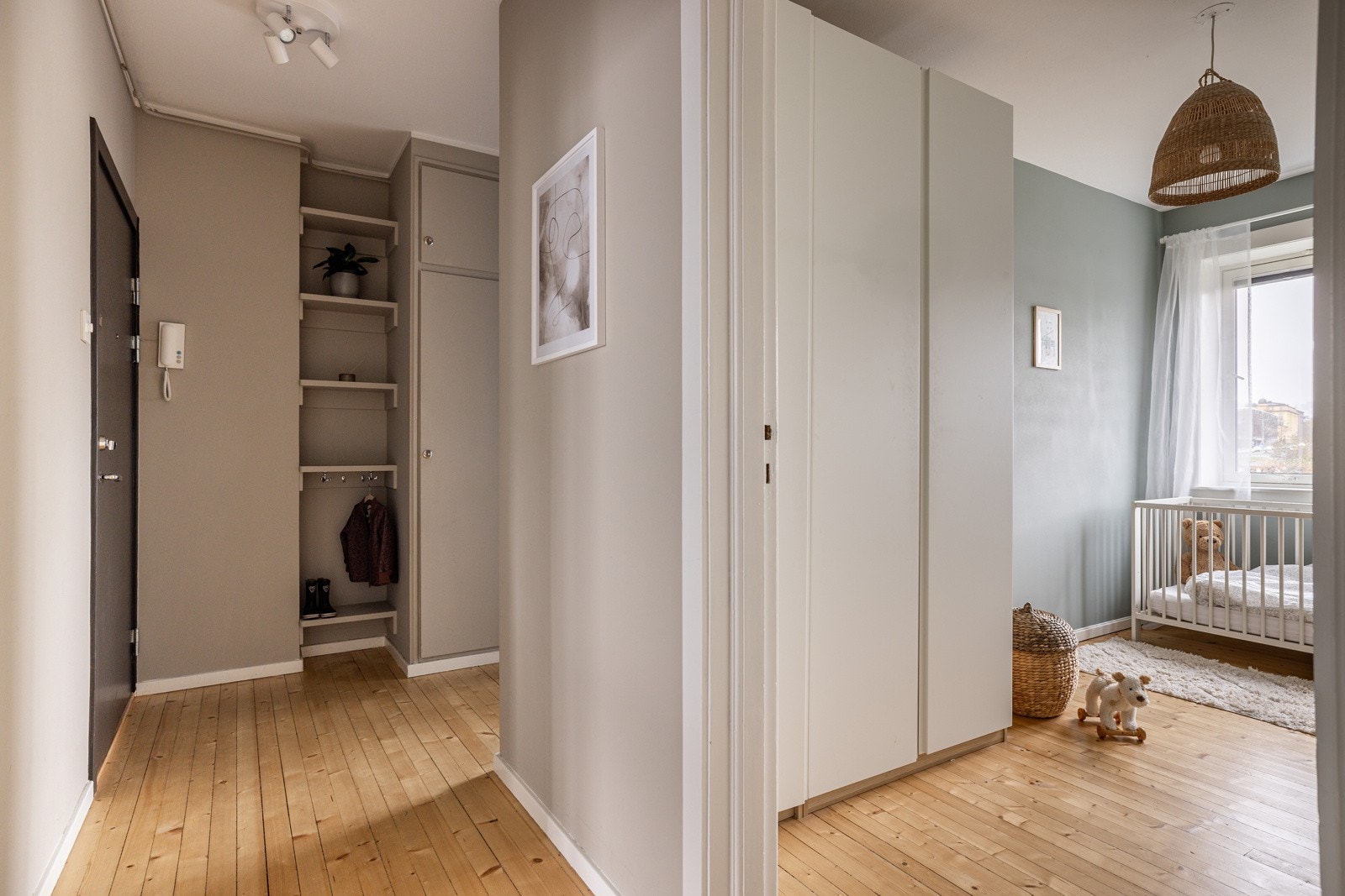 Du ønskes velkommen inn i en lys og praktisk entré av god størrelse. Entréen har fint originalt tregulv og glatte lysmalte overflater. Galleribilde