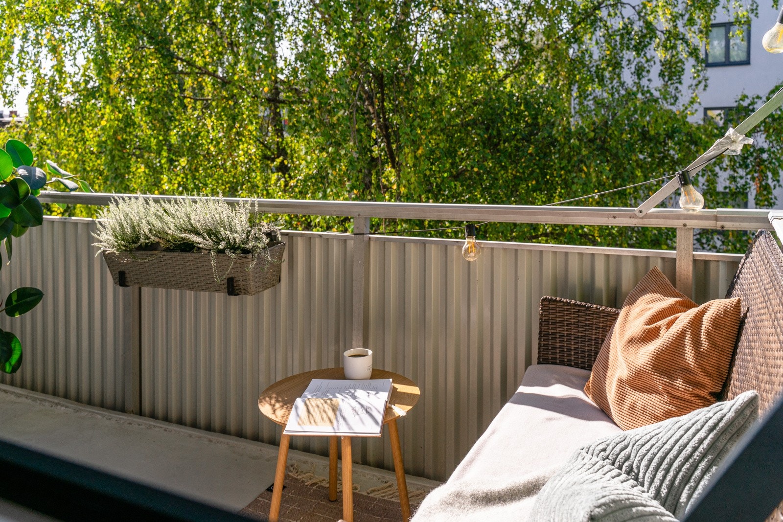 Beliggenheten mot sydvest sørger for gode solforhold. Dette er et herlig sted å starte dagen med en kopp kaffe eller avslutte kvelden i godt selskap. Galleribilde