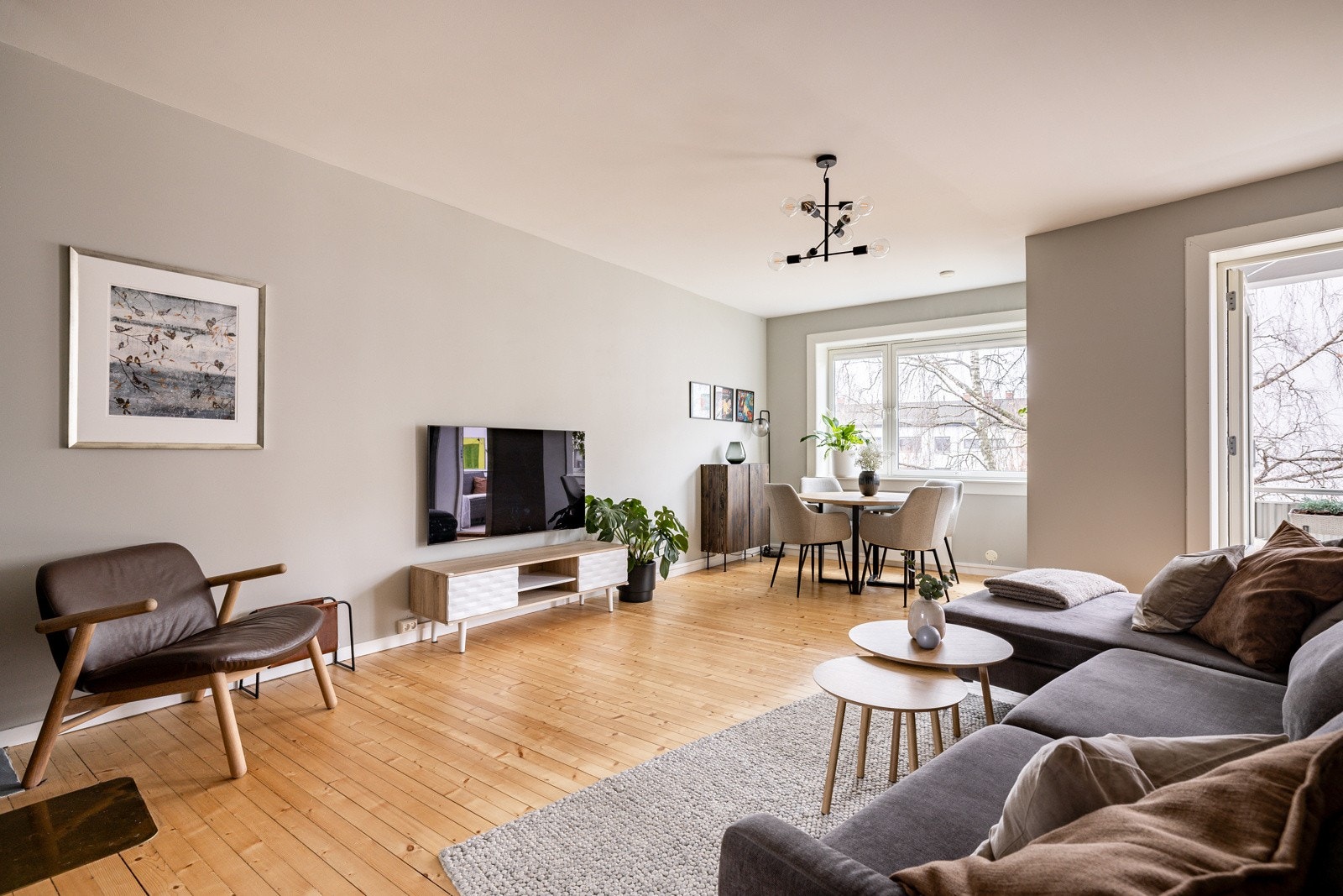 Stuen er romslig med god plass til både sofagruppe med salongbord, mediemøblement og et spisebord. Fibernett er inkludert i de månedlige felleskostnadene. Galleribilde