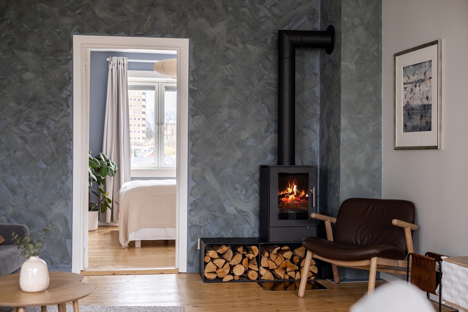 I hjørnet av stuen har du en koselig peisovn som varmer godt om vinterhalvåret. Pipeløpene ble rehabilitert i regi av borettslaget i 2016. Galleribilde