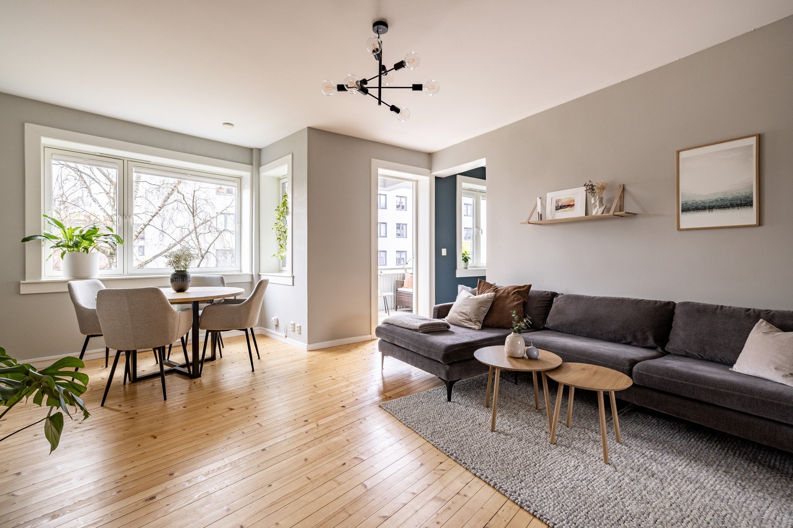 Stuen er det naturlige oppholdsrommet i leiligheten, og er et stort, lyst og fint rom. Galleribilde