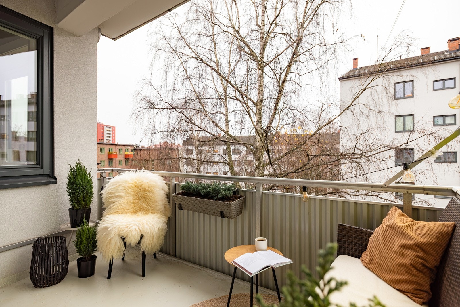 Fra stuen har du utgang til en flott sydvestvendt balkong på ca. 6m² med plass til sittegruppe og grill etter eget ønske og behov. Balkongen er overbygget, her kan du nyte et åpent og hyggelig utsyn mot borettslagets pent opparbeidede fellesarealer. Galleribilde