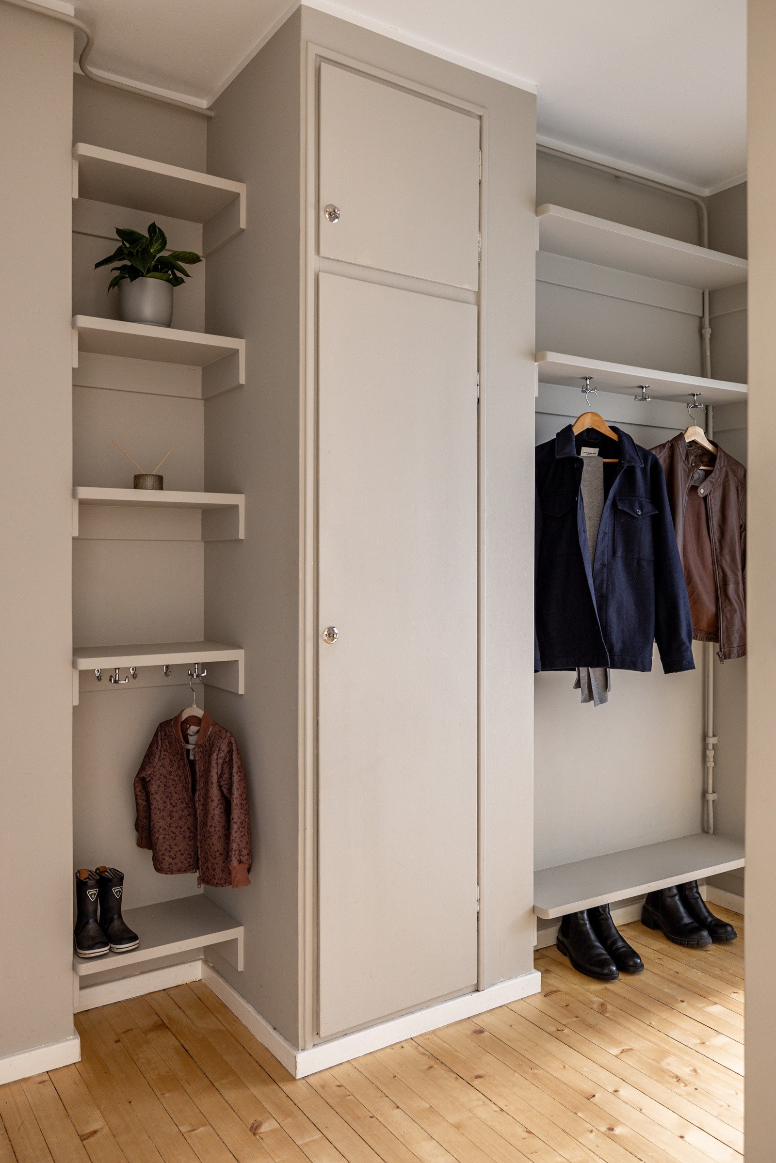 I entréen har du plass til sko i medfølgende og plassbygget hylle/skap, samt ytterligere plass til oppheng og kommoder. Galleribilde