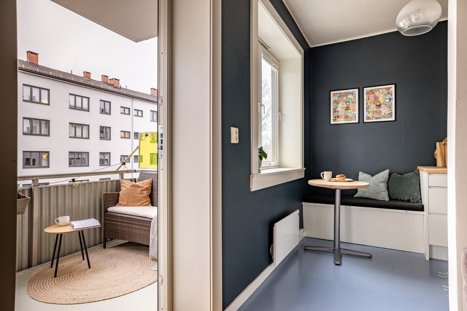 Det koselige kjøkkenet ligger i direkte tilknytting til stuen. God standard med originalt tregulv malt i kul blåfarge og glatte malte overflater. Galleribilde