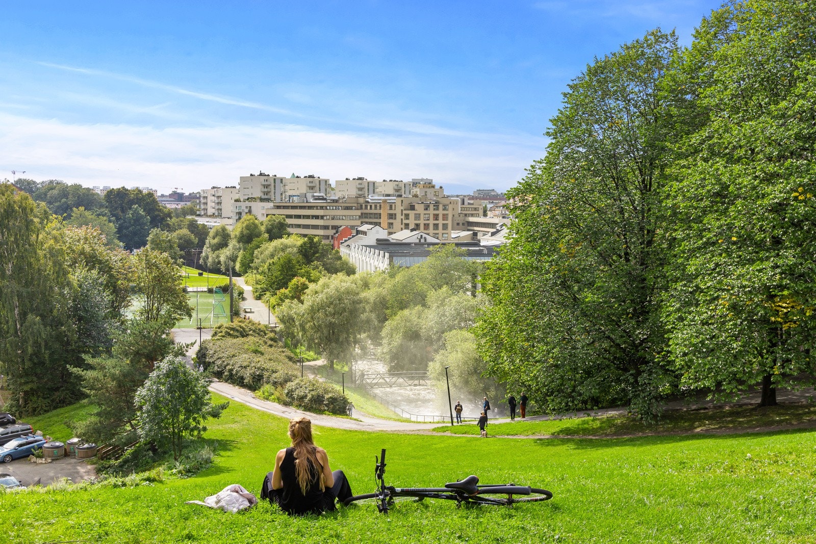 Rett i nærheten finner du vakre park- og grøntområder med sitt yrende folkeliv, arrangementer og konserter om sommeren Galleribilde