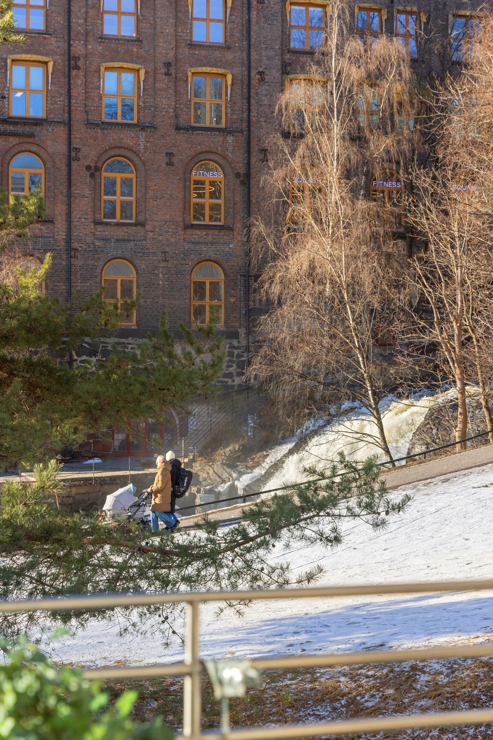 Vestvendt balkong med utsikt mot Akerselva. Galleribilde