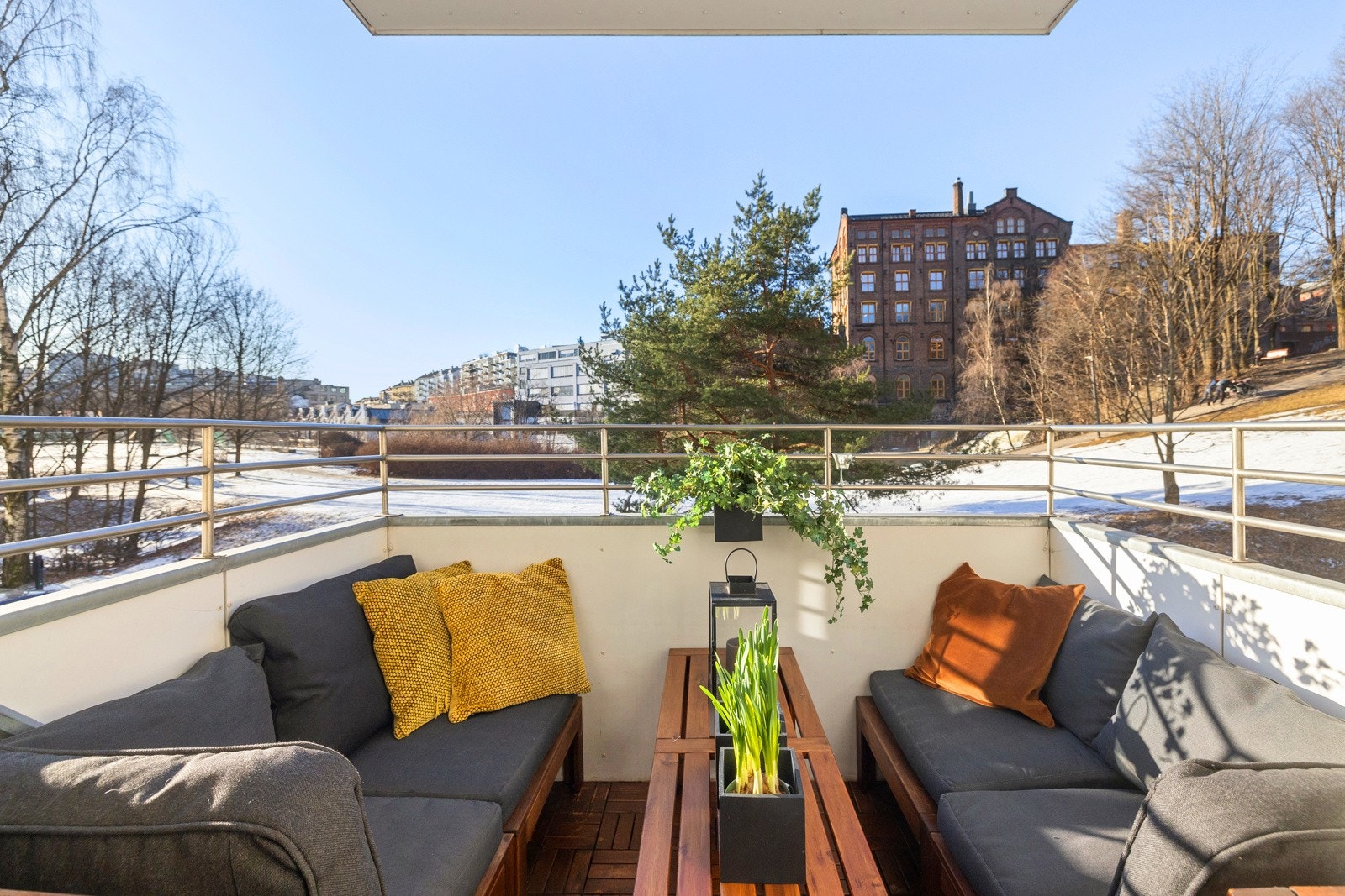 Her er det god plass til både utemøbler og grill. Nyt kveldene i godt selskap. Galleribilde