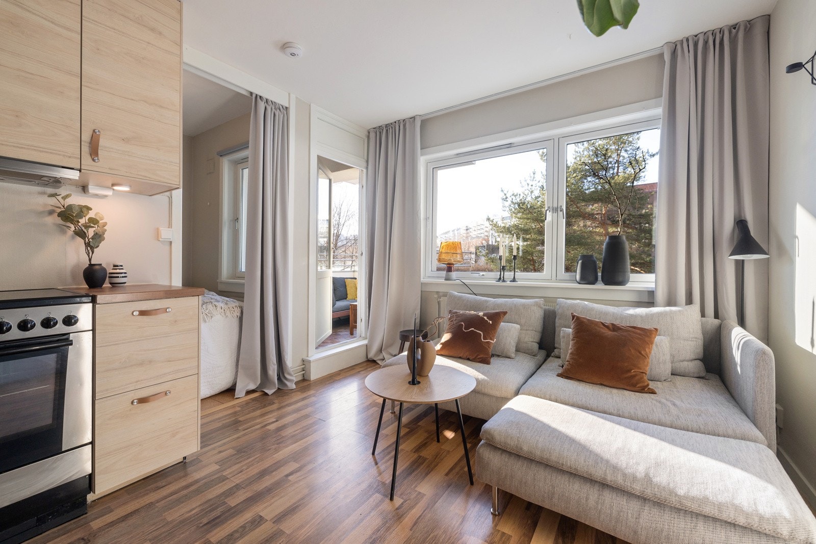 Fra stuen har du tilgang til en romslig balkong på ca. 5 m², som på sommerstid blir en naturlig forlengelse av stuen. Galleribilde