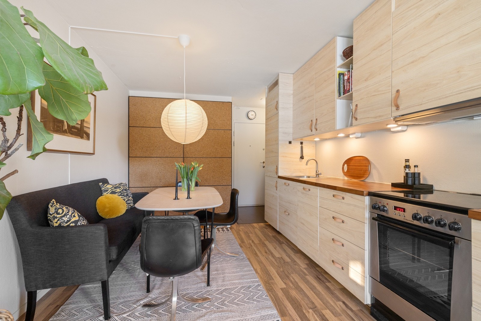Her er det plass til både en stor sofaseksjon og et spisebord, perfekt for hyggelige middager med familie og venner. Galleribilde