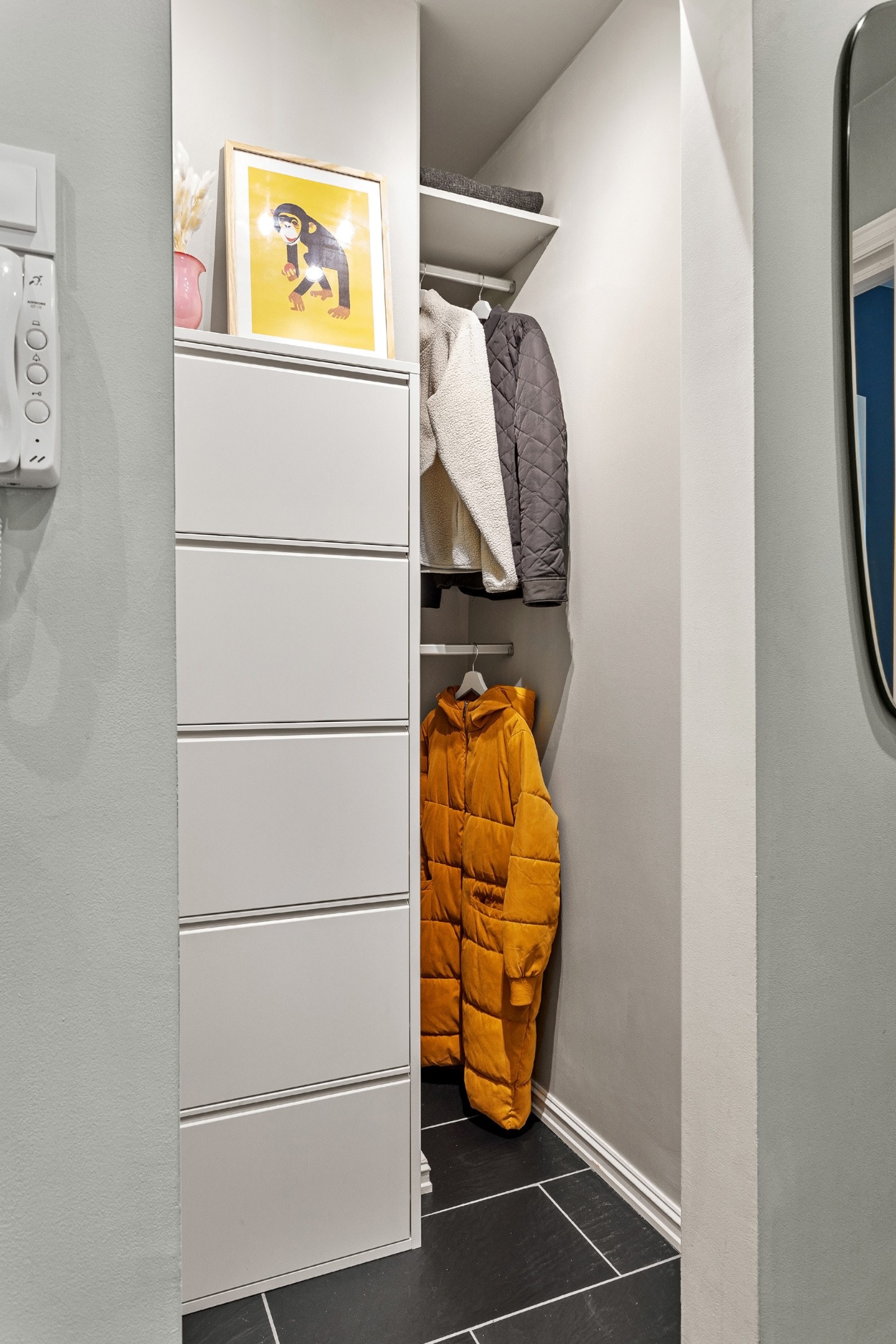 Entré med god plass til sko og oppheng av ytterklær i walk-in-garderobe Galleribilde