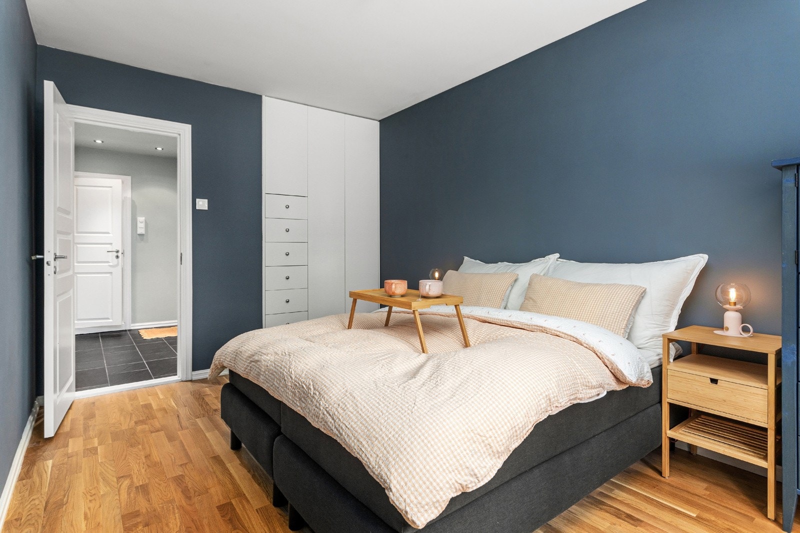 Hovedsoverommet har god plass til dobbeltseng og garderobe med mye plass Galleribilde