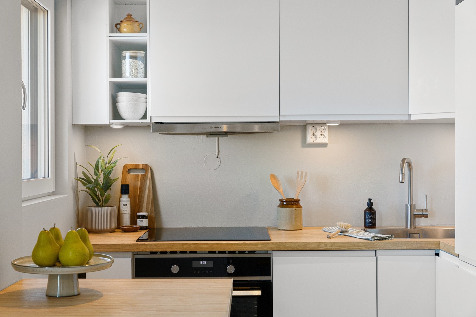 Det er montert lys og komfyrvakt under overskap og kjøkkenventilator. Galleribilde