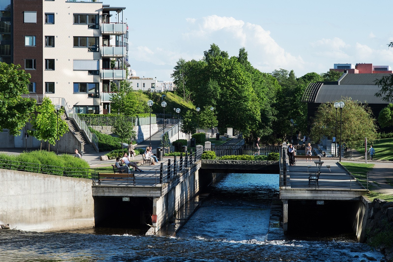 Nydalen med bla. caféer, restauranter, badeplass og nydelig tursti langs Akerselva. Galleribilde