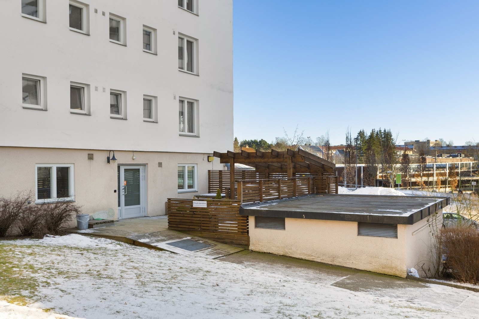 Felles uteområde med sittegrupper. Galleribilde