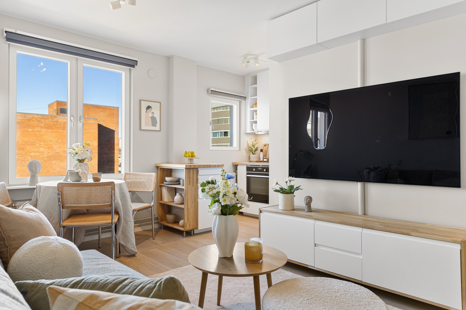 Det er smarte løsninger med veggfestede skap for praktisk oppbevaring. Galleribilde