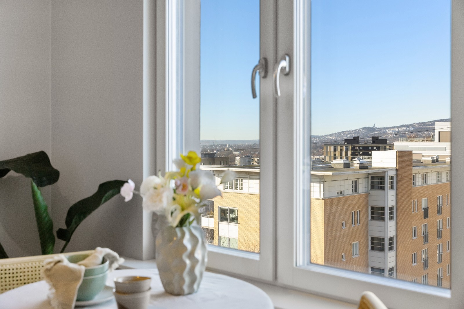 Vinduene er fra 2021 med doble glass som er svært lydisolerende, og har et moderne og minimalistisk uttrykk med listefri løsning. Det er også innvendig sol- og lysavskjerming i form av rullegardiner. Galleribilde