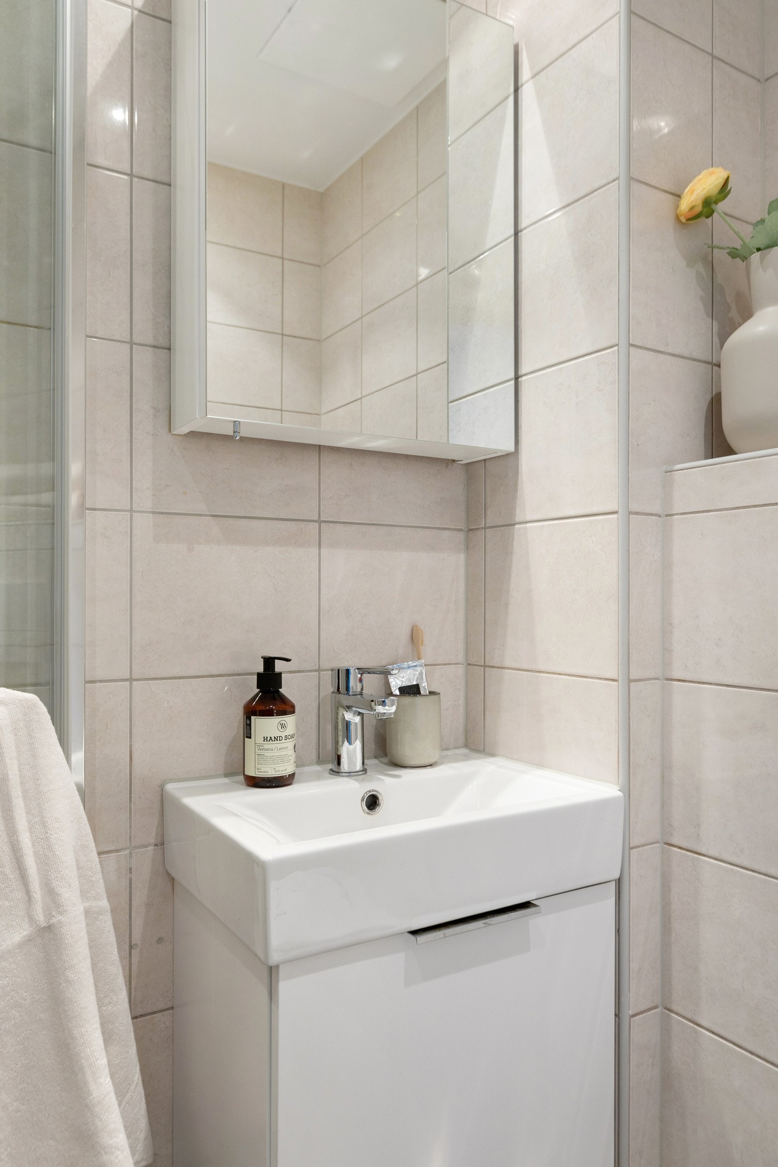 Innredningen består av vegghengt toalett, servant med underskap, overskap med speilfronter og inn-/utadslående dusjdører, samt opplegg for vaskemaskin. Galleribilde