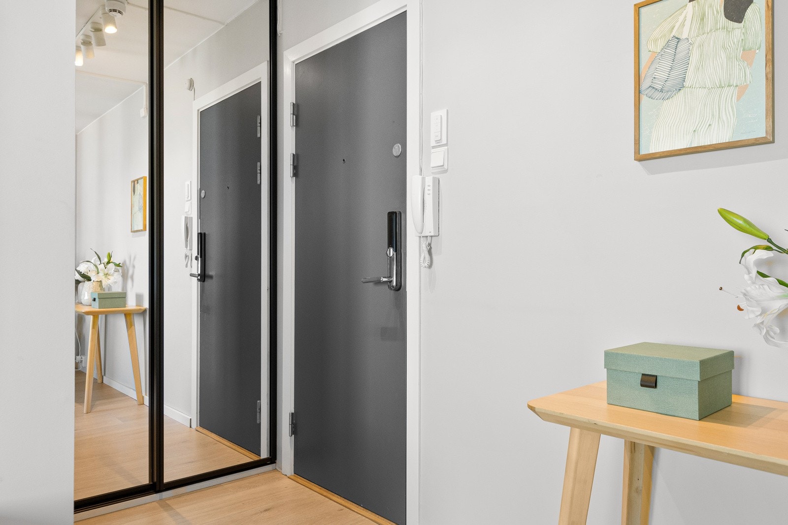 I entréen er det en skyvedørsgarderobe med speilfronter fra Garderobemannen, som gir praktisk oppbevaring. Galleribilde